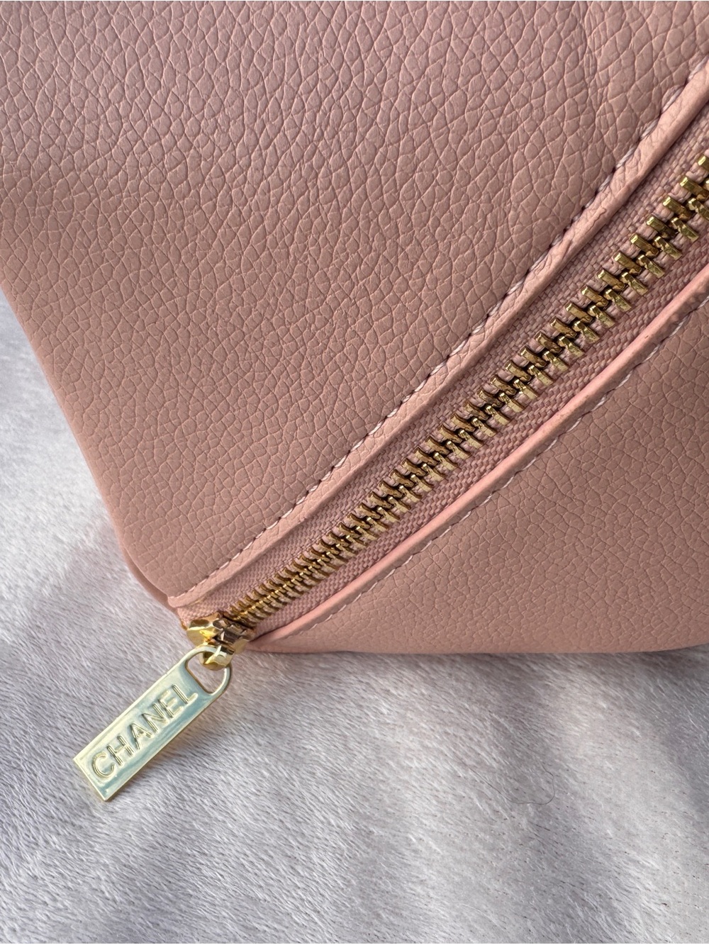 CHANEL Pink Quilted CC Leather Cosmetic Pouch with Gold Zipper - Picture 5 of 11
